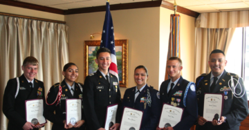 10-Bronze-Patrick-Henry-Presentations-at-Oct-Luncheon-to-Outstanding-ROTC-Cadets-5-Oct-2016_g2i16